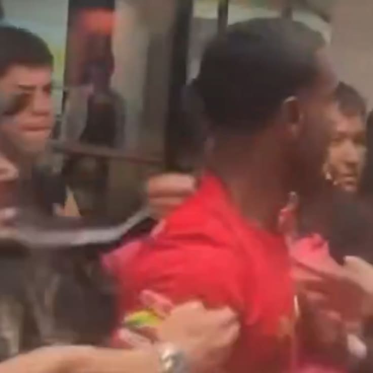 Helinho se encara con aficionado del América en el túnel del Estadio Banorte tras la expulsión vs Toluca