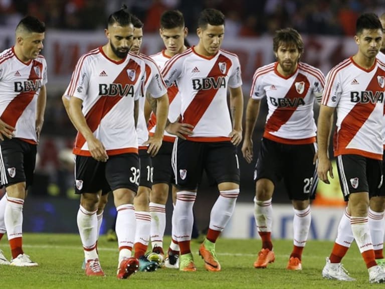 Los jugadores de River Plate se lamentan tras una derrota en la liga argentina. Foto: Getty Images