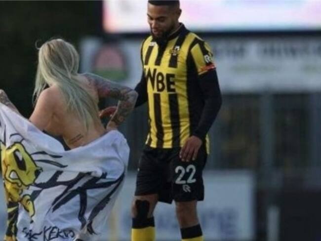 Contratan a stripper para distraer al rival