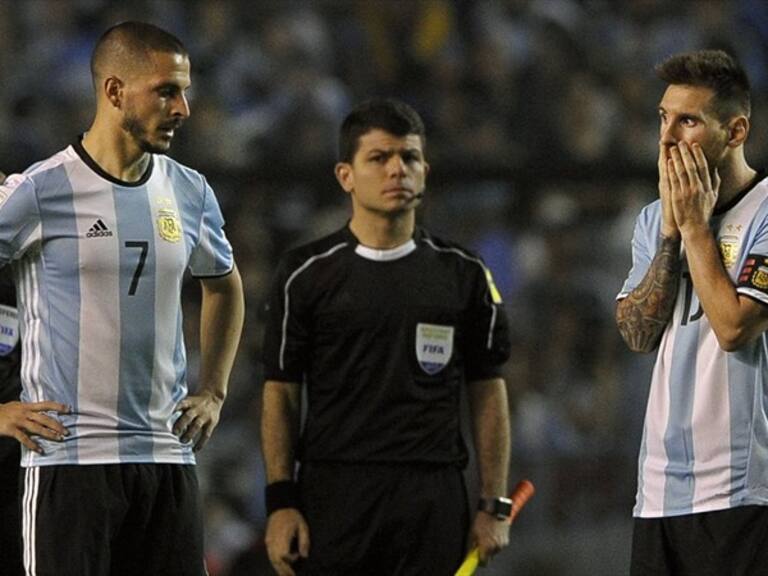Lionel Messi y Dario Benedetto en el partido contra Perú en la Bombonera. Foto: Getty Images