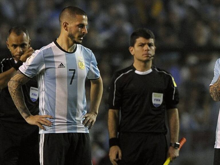 Lionel Messi y Dario Benedetto en el partido contra Perú en la Bombonera. Foto: Getty Images