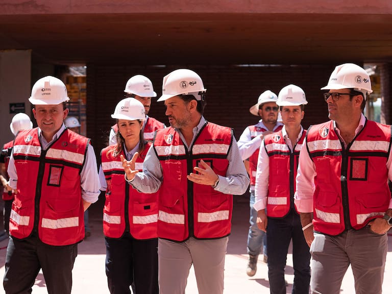 Mikel Arriola con el presidente de Atlas
