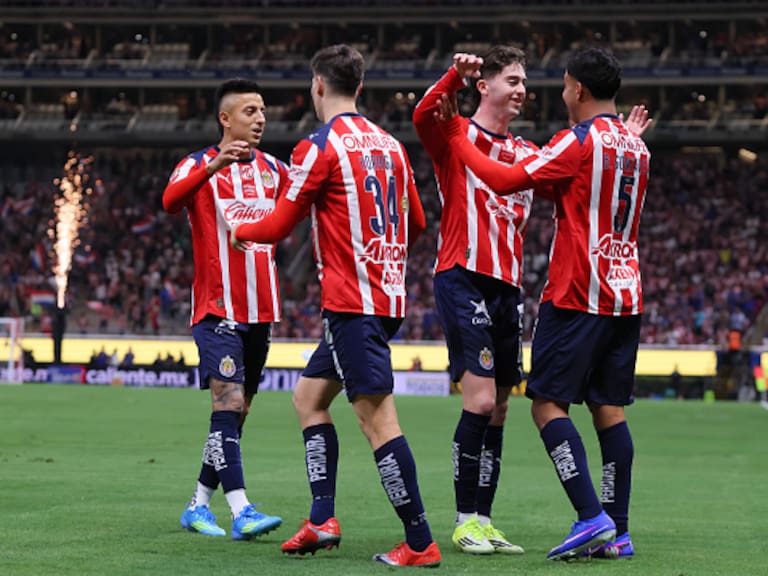 Chivas firma una noche histórica con goleada ante Puebla y amarra el liderato general