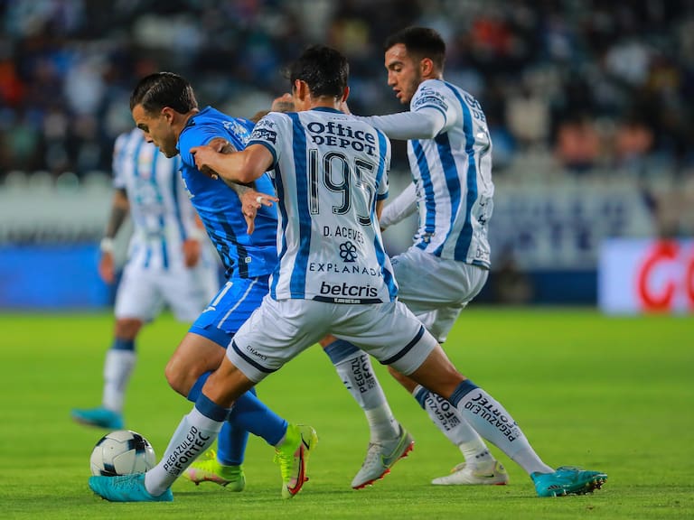 PACHUCA, MEXICO - MARCH 19: Daniel Aceves (R) of Pachuca competes for the ball against Christian Tabó () of Cruz Azul during the 11th round match between Pachuca and Cruz Azul as part of the Torneo Grita Mexico C22 Liga MX at Hidalgo Stadium on March 19, 2022 in Pachuca, Mexico. (Photo by Manuel Velasquez/Getty Images)