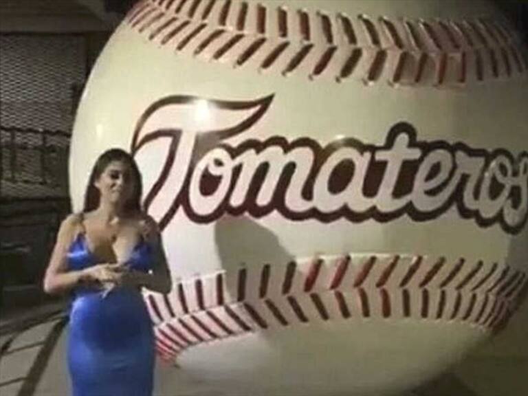 Dos mujeres se desnudaron frente al Estadio de Tomateros. Foto: Captura