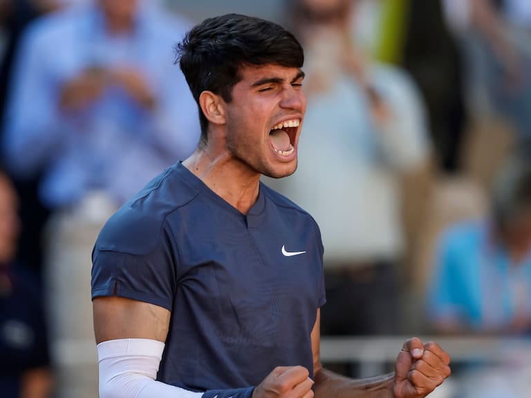 Carlos Alcaraz derrota a Sinner y se hace del boleto a la final del Roland Garros