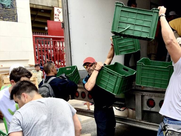 Paco Jeméz ayudando a la gente. Foto: Twitter