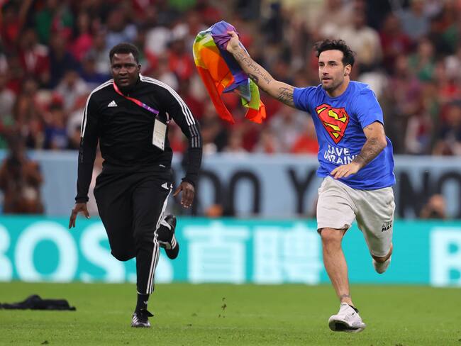 Ya se sabe qué le pasó al aficionado que invadió la cancha en Qatar 2022 con la bandera LGTB