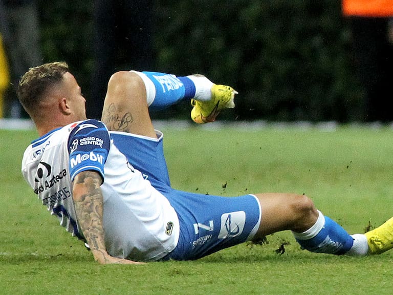 Gustavo Ferrareis, salió lesionado de la cancha del estadio Akron