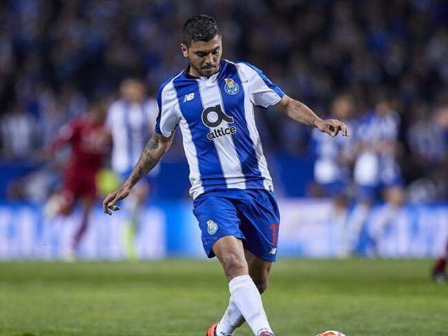 El Tecatito Corona podría ser compañero de Raúl Jiménez