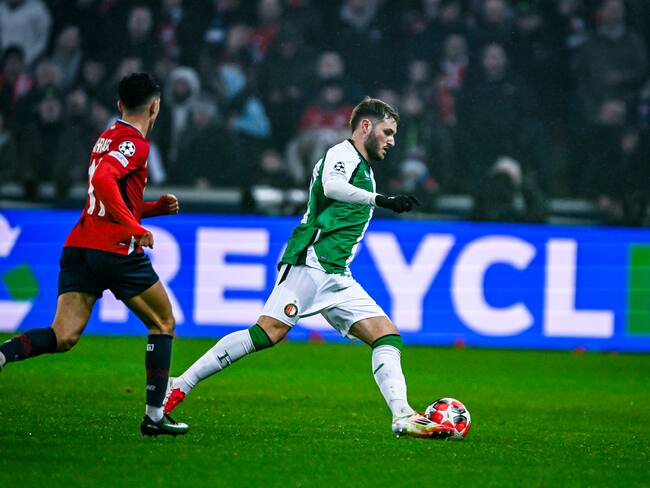 Santiago Giménez marca gol y sufre lesión en partido de Champions League con Feyenoord VIDEO