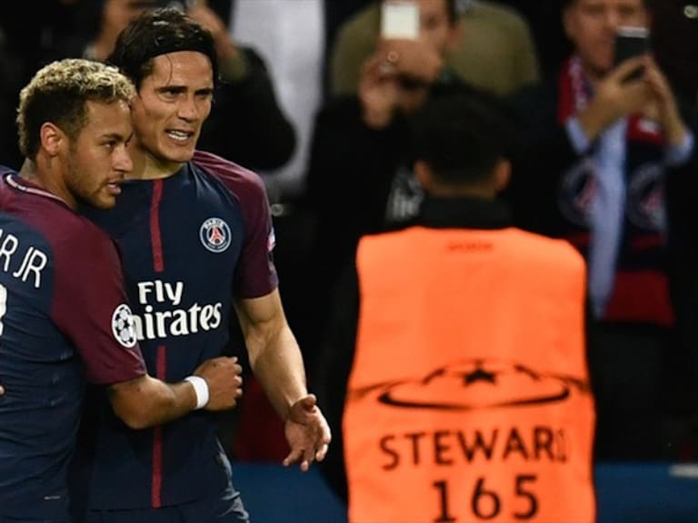 Neymar y Cavani se abrazan tras un gol. Foto: Getty Images