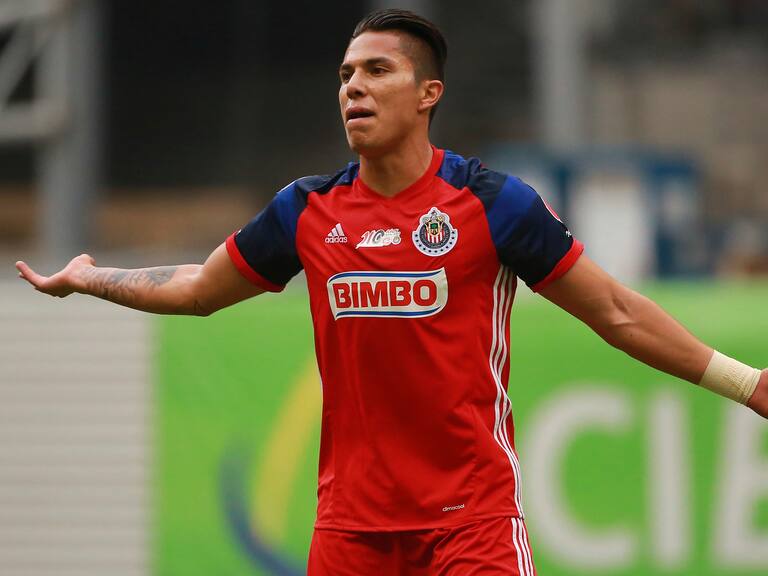 Carlos Salcedo le deja mensaje a Chivas; en junio pudo regresar