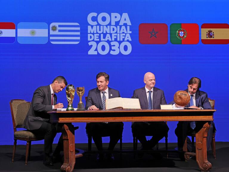 FIFA y Conmebol firman el acta del Mundial 2030