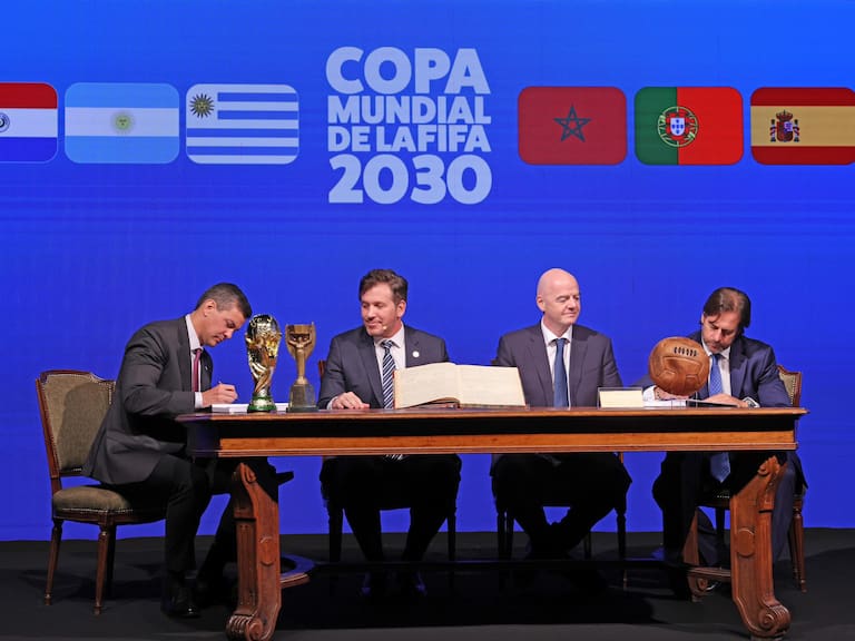 FIFA y Conmebol firman el acta del Mundial 2030