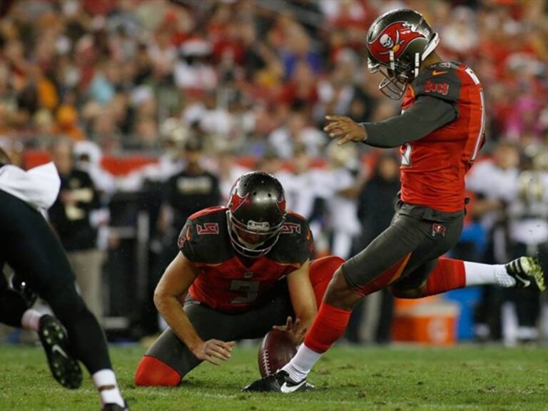 Roberto Aguayo intentando un gol de campo frente a los Santos de Nuevo Orleans. Foto: Getty