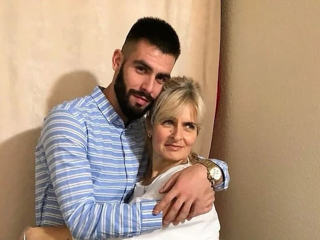 Futbolista le dona hígado a su madre; le salva la vida y pone en riesgo su carrera