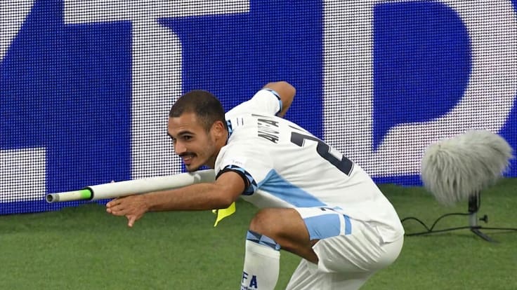 Expulsan a jugador de Israel por festejar el gol con el banderín