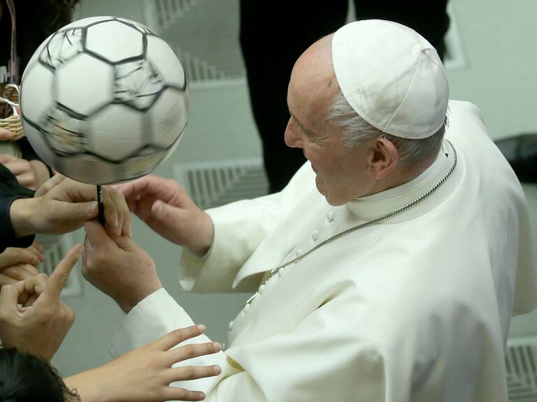 Papa Francisco visita federación italiana de futbol.