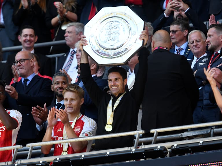 Mikel Arteta con el trofeo del Community Shield con Arsenal