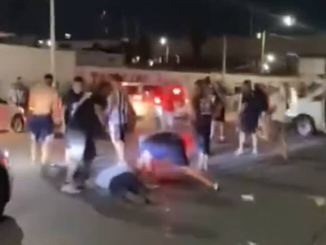 VIDEO | Aficionados de Rayados golpean brutalmente a dos personas tras el final del encuentro ante Cruz Azul