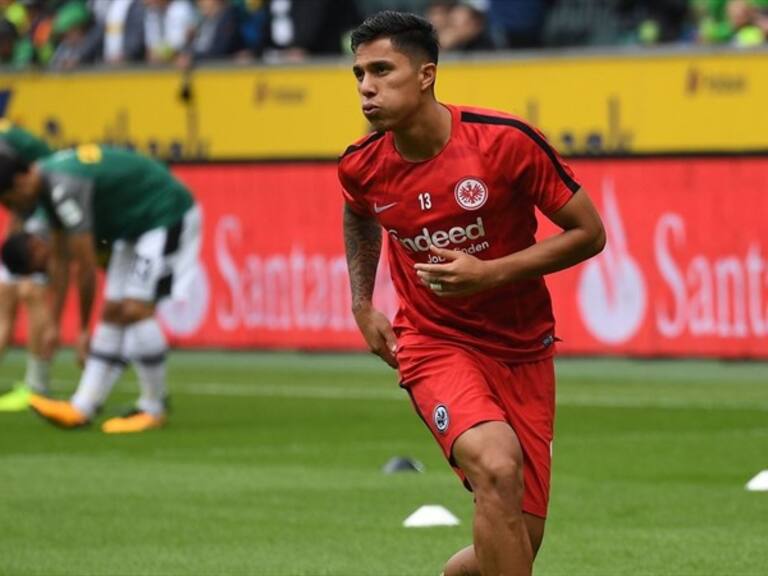 Carlos Salcedo en calentamiento con el Eintracht Frankfurt . Foto: Twitter Eintracht Frankfurt