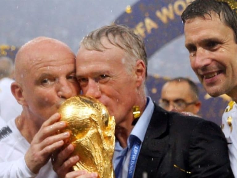 Didier Deschamps besado la Copa del Mundo. Foto: W Deportes