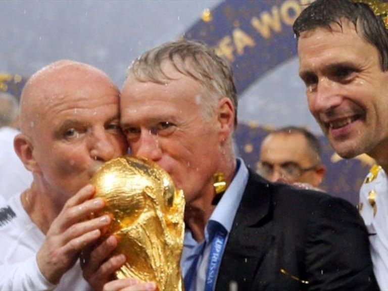 Didier Deschamps besado la Copa del Mundo. Foto: W Deportes