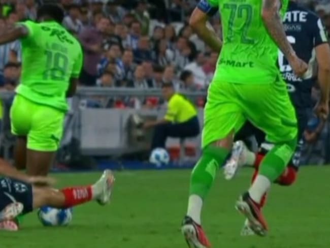 Avilés Hurtado perdonó a Berterame; el jugador pidió no castigar al de Rayados