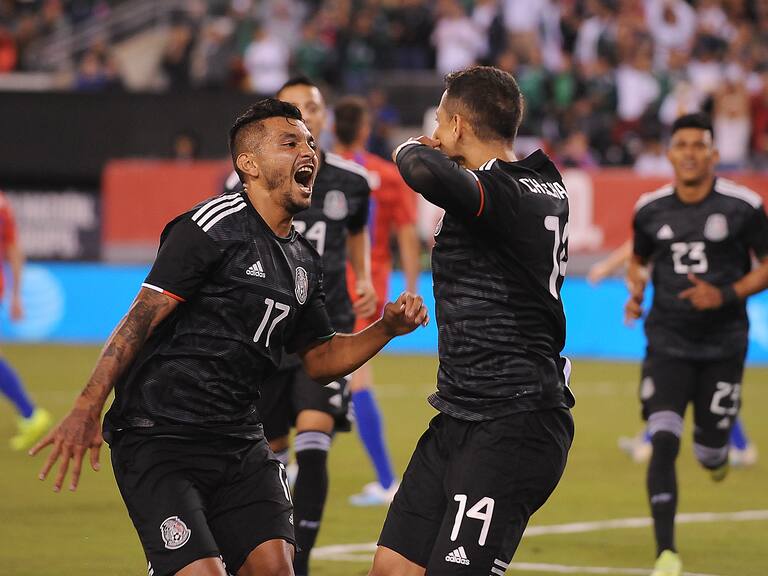 EAST RUTHERFORD, NJ - SEPTEMBER 6: Javier Hernandez #14 of Mexico celebrates his score with Jesus Manuel Corona #17 of Mexico during a game between Mexico and USMNT at MetLife Stadium on September 6, 2019 in East Rutherford, New Jersey. (Photo by Jose Argueta/ISI Photos/Getty Images).