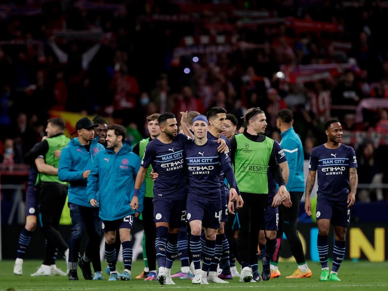 MADRID, SPAIN - APRIL 13: players of Manchester City celebrates the victory during the UEFA Champions League match between Atletico Madrid v Manchester City at the Estadio Wanda Metropolitano on April 13, 2022 in Madrid Spain (Photo by David S. Bustamante/Soccrates/Getty Images)