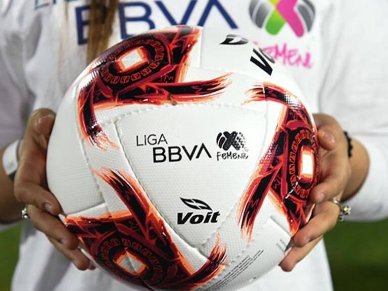 Ciudad Juárez, Chihuahua, 28 de febrero de 2020. Balon de futbol Voit Loxus, durante el juego de la jornada 9 del torneo Clausura 2020 de la Liga BBVA MX Femenil, entre Bravos de Juárez y Rayadas del Monterrey, celebrado en el estadio Olímpico Benito Juárez. Foto: Imago7/Marco Tapia