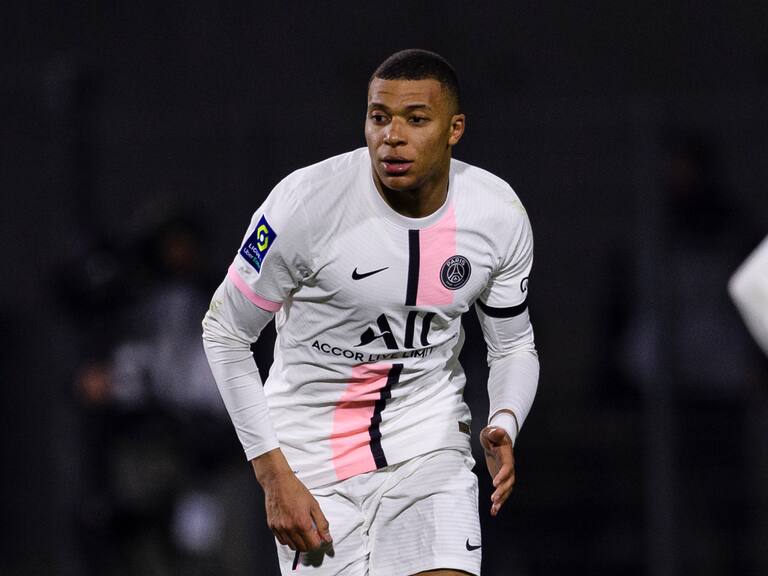 CLERMONT-FERRAND, FRANCE - APRIL 09: Kylian Mbappe of Paris Saint Germain runs in the field during the Ligue 1 Uber Eats match between Clermont Foot and Paris Saint Germain at Stade Gabriel Montpied on April 9, 2022 in Clermont-Ferrand, France. (Photo by Marcio Machado/Eurasia Sport Images/Getty Images)
