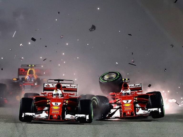Vettel y Raikkonen al momento del choque en Singapur. Foto: Getty Images