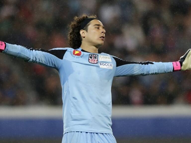 Guillermo Ochoa en un encuentro con el Standar de Lieja. Foto: Getty Images