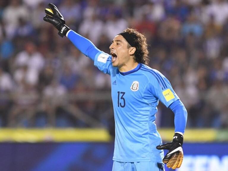 Guillermo Ochoa con la playera de la Selección Mexicana. Foto: Getty Images