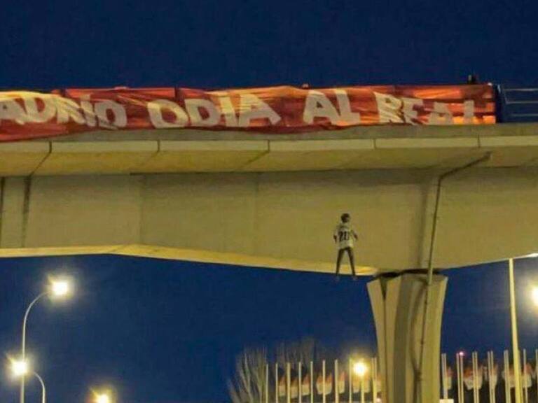 Cuelgan muñeco de Vinicius Jr, previo al choque entre Real Madrid vs Atlético de Madrid