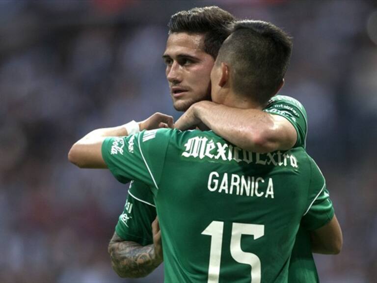 Uvaldo Luna y Bryan Garnica celebran un gol frente a Monterrey. Foto: Getty Images