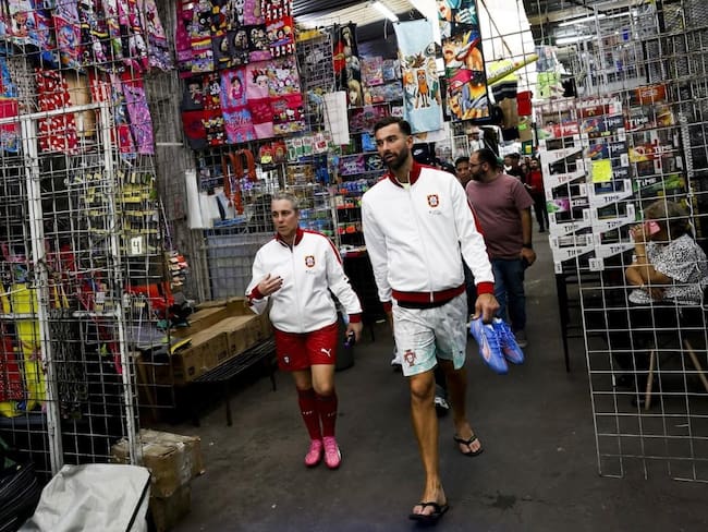 Leyendas de Portugal pasean por Tepito durante su visita a la Ciudad de México