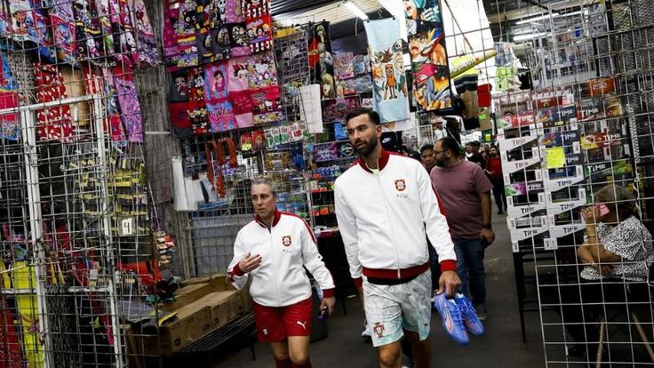 Leyendas de Portugal pasean por Tepito durante su visita a la Ciudad de México