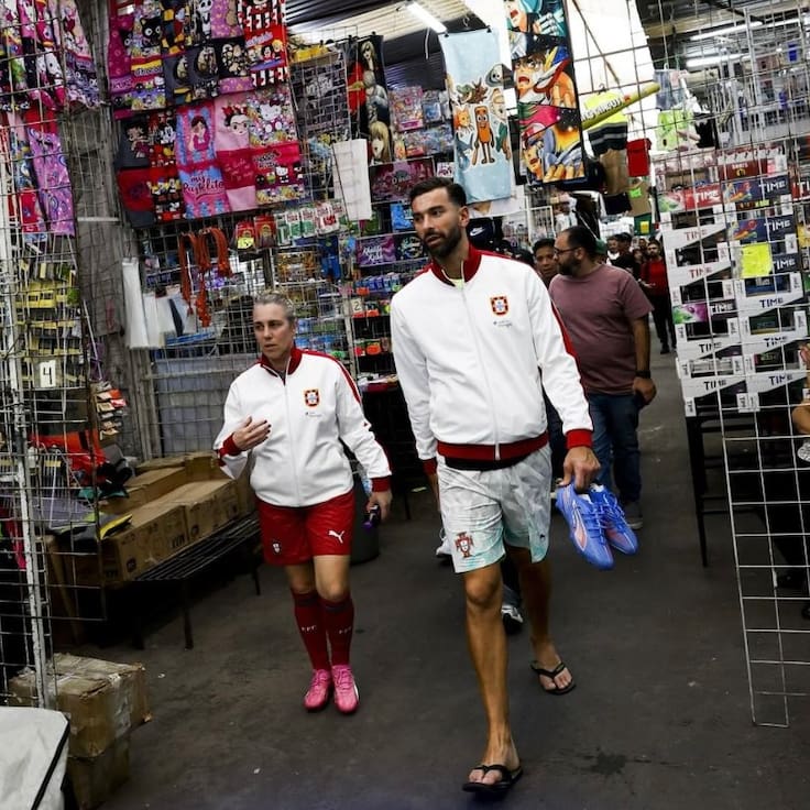 Leyendas de Portugal pasean por Tepito durante su visita a la Ciudad de México