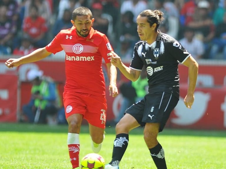 Efraín Juárez jugando contra el Toluca. Foto: Getty Images