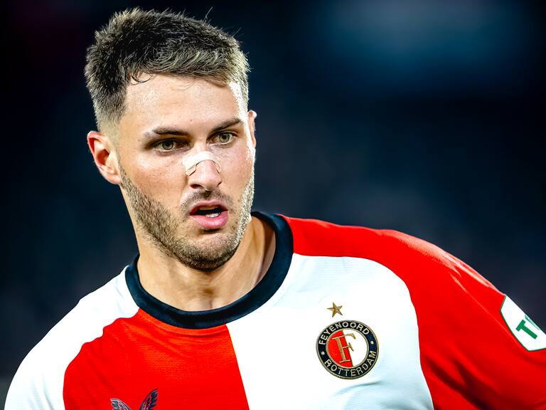 Santiago Giménez con el Feyenoord por la Champions