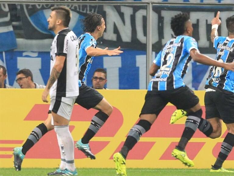 Jugadores de Gremio celebran el gol con el que calificaron a las semifinales. Foto: Getty Images