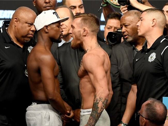Mayweather y McGregor se suben a la báscula previo a la pelea