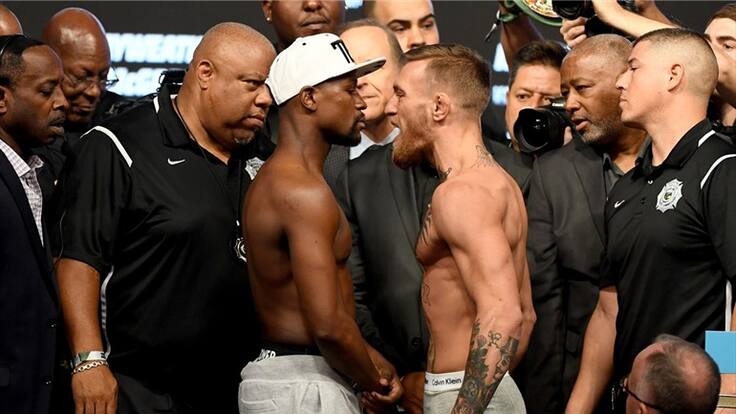 Mayweather y McGregor se suben a la báscula previo a la pelea