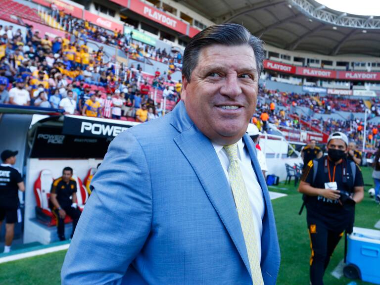 AGUASCALIENTES, MEXICO - APRIL 19: Miguel Herrera head coach of Tigres UANL looks on prior the 15th round match between Necaxa and Tigres UANL as part of te Torneo Grita Mexico C22 Liga MX at Victoria Stadium on April 19, 2022 in Aguascalientes, Mexico. (Photo by Leopoldo Smith/Getty Images)