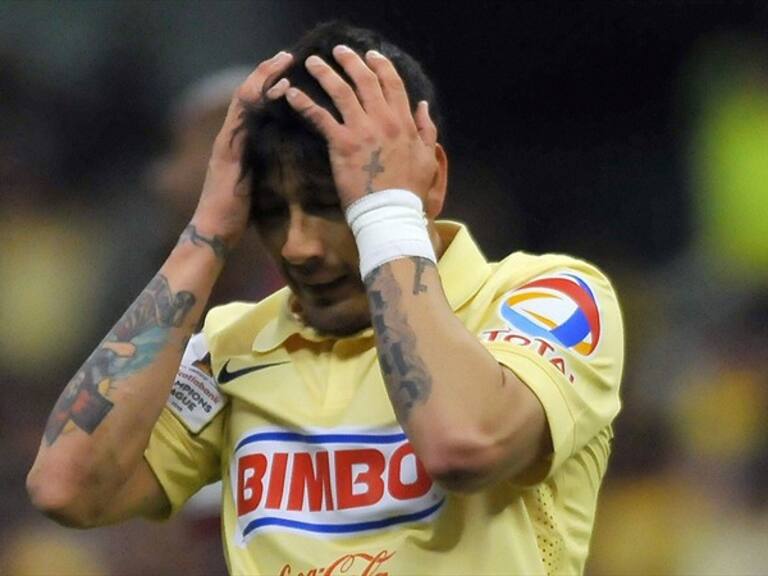 Rubens Sambueza al momento de sufrir una expulsión. Foto: Getty Images