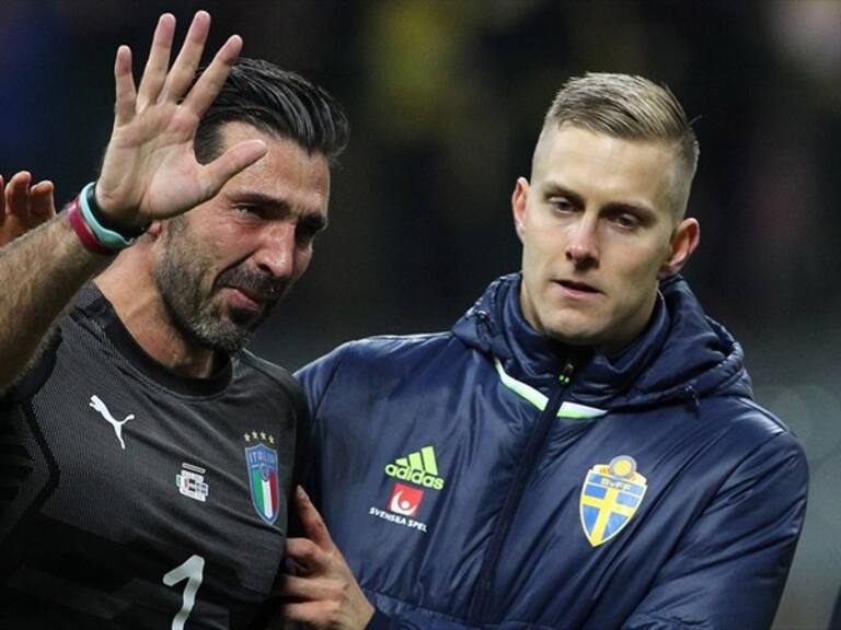 Buffon llora tras no conseguir su pase al Mundial. Foto: