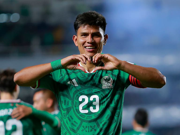 Jesús Gallardo en partido de México vs Islandia